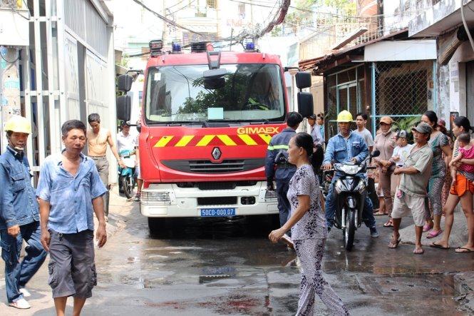 Giải cứu bé gái khỏi đám cháy dữ dội