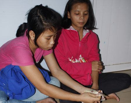 Giải cứu hai thiếu nữ bị chủ hành hạ, đánh đập