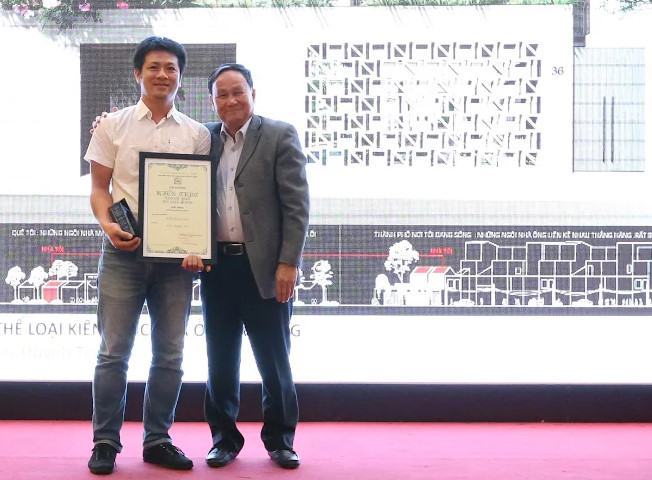 Kiến trúc sư Huỳnh Trà (trái) nhận giải thưởng /// Ảnh: CTV