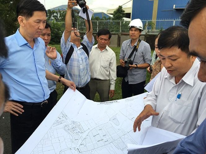 Phó chủ tịch UBND TP Trần Vĩnh Tuyến (trái) khảo sát vị trí lấn chiếm rạch Nò, H.Nhà Bè /// Ảnh: Tân Phú