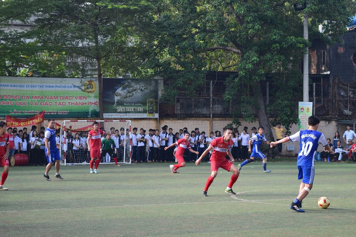 Giải bóng đá mini Nam giáo viên THPT lần 18-2017: Trường THCS-THPT Nguyễn Khuyến đoạt Cúp vô địch