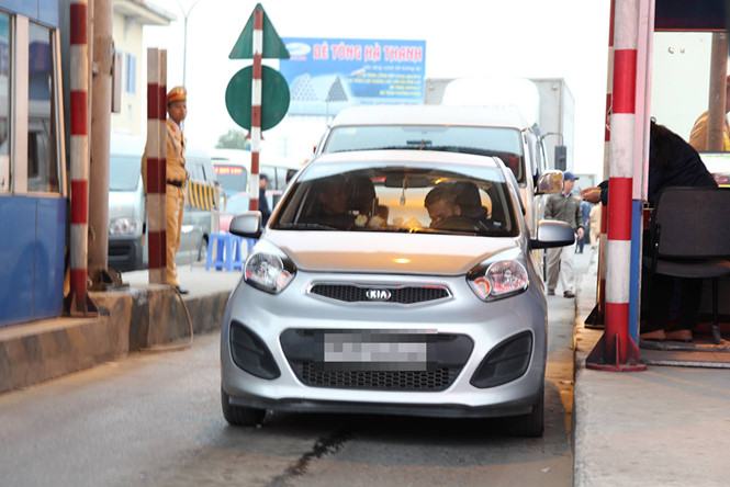 Tài xế trả tiền lẻ khi qua trạm BOT QL5 sáng 11.12  /// Ảnh: Lê Tân