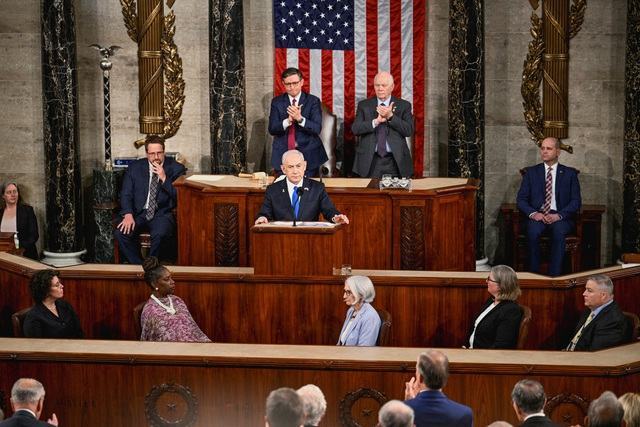 Thủ tướng Israel Benjamin Netanyahu (giữa, hàng thứ hai từ trên xuống) phát biểu trước Quốc hội Mỹ  ở Washington - Mỹ hôm 24-7 Ảnh: REUTERS