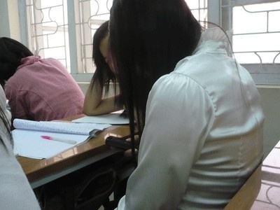 Sinh viên xài điện thoại vô tội vạ trong lớp