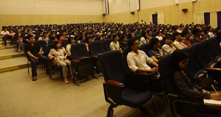 Giảng kỹ năng giao tiếp với người khác giới cho SV Hà Nội