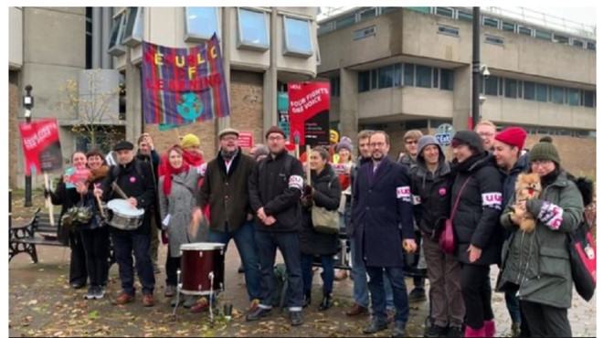 Nhân viên tại Đại học Leicester ở Anh tham gia đình công /// Chụp màn hình BBC