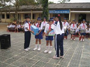 Giao lưu, tặng quà cho HS nghèo Trà Vinh