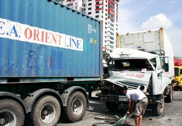 Giao thông hỗn loạn vì xe tải tông đuôi container