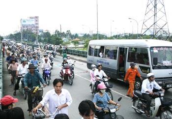 Tai nạn xảy ra làm tê liệt chiều lưu thông từ ngã tư Hàng Xanh về Cầu Bình Triệu 1 trong hơn 2 giờ liền.