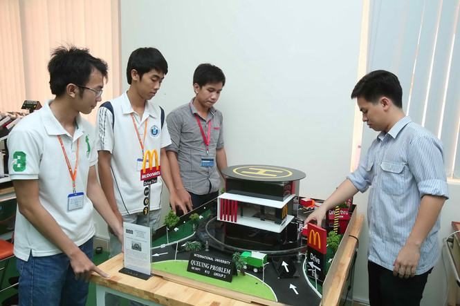 Sinh viên Trường ĐH Quốc tế (TP.HCM) trong giờ thực hành	 /// Ảnh: Đào Ngọc Thạch