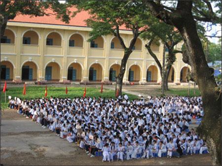 Giáo viên hoang mang vì bàn giao trường công cho doanh nghiệp