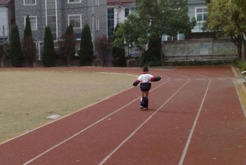 Gi&aacute;o vi&ecirc;n phạt học sinh tụt quần, chạy quanh s&acirc;n thể dục