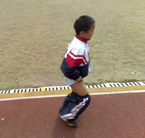 Gi&aacute;o vi&ecirc;n phạt học sinh tụt quần, chạy quanh s&acirc;n thể dục