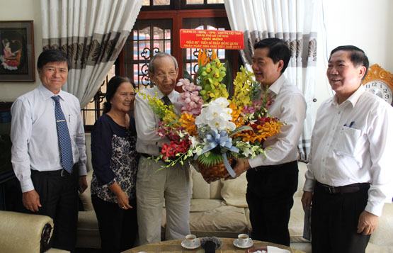 Bí thư Đinh La Thăng thăm chúc mừng Ngày Nhà giáo Việt Nam