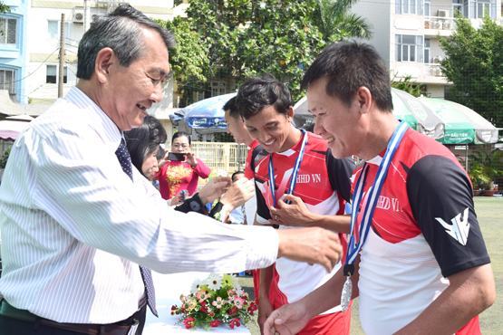 Trường THCS-THPT Nguyễn Khuyến đoạt cúp bóng đá mini nam giáo viên