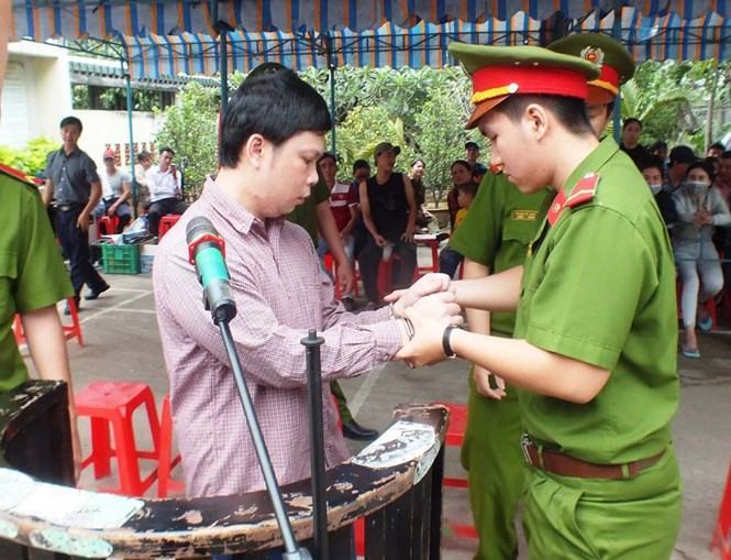 Giấu mã tấu trong giỏ đựng đồ câu đi đòi nợ