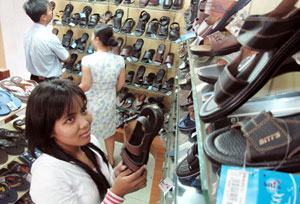 Giày dép sẽ được bình ổn giá trong mùa khai giảng