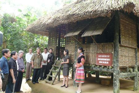 Giờ học sử, giờ “du lịch về nguồn”