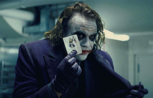 Heath Ledger thủ vai Joker trong The Dark Knight.