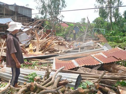 Giông lốc ở miền Tây thổi bay hơn 1.000 căn nhà