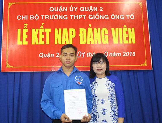 Thêm 1 học sinh trường Giồng Ông Tố được kết nạp Đảng