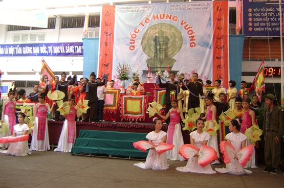 “Nhớ ngày Giỗ tổ mồng mười tháng ba”