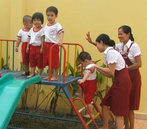 Giúp bé quen với nhà trẻ