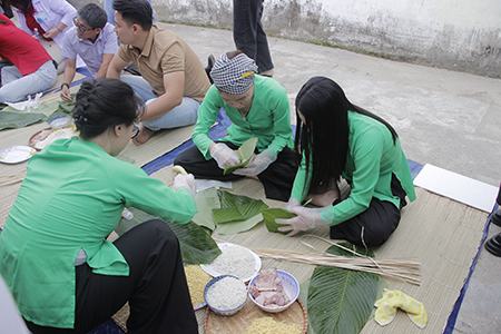 Ngày hội gói bánh chưng xua tan nỗi buồn cho bệnh nhân đón Tết xa nhà