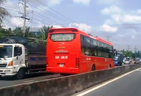 Phạt xe Phương Trang chạy ngược chiều nhờ facebook