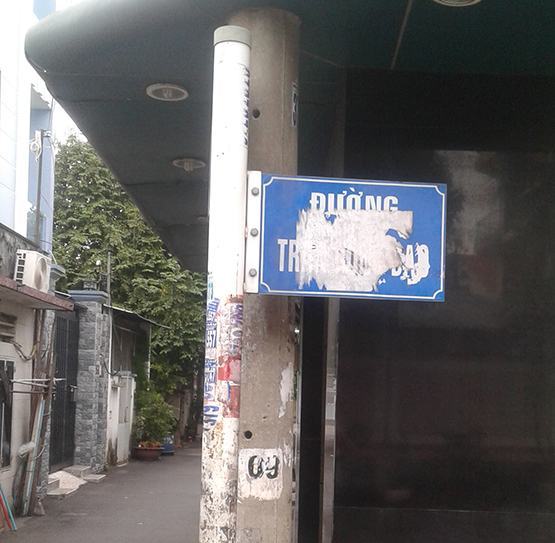 Biển tên đường bị dán quảng cáo!