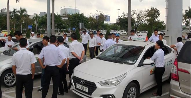 Tài xế taxi đình công hồi tháng 11.2018 phản đối cơ quan chức năng không xử lý triệt để, để Grab và xe trá hình "lộng hành" trong sân bay  /// ẢNH: NGUYỄN TÚ