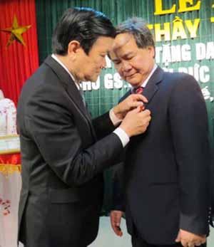 GS.TS Bùi Đức Phú nhận danh hiệu Anh hùng Lao động