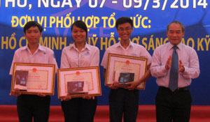 Gương sáng học đường: Khối óc học trò và những robot đa năng