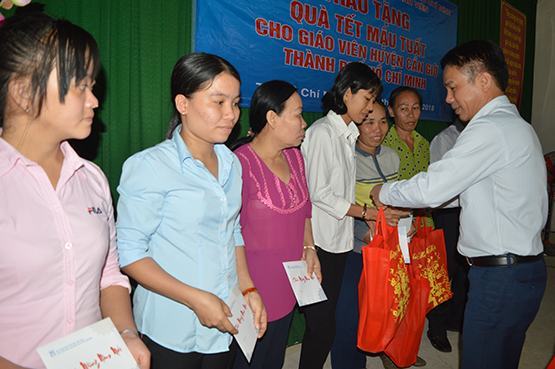 Tặng gần 1.000 phần quà cho GV ngoại thành đón Tết