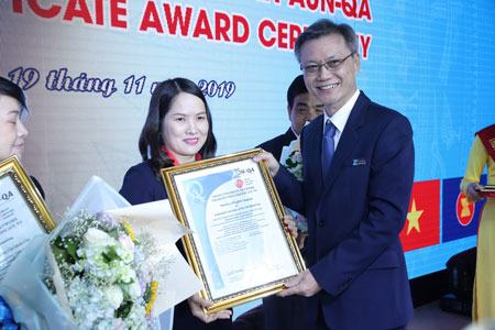 ĐH Công nghiệp TP.HCM nhận chứng nhận 04 chương trình đào tạo đạt chuẩn AUN-QA