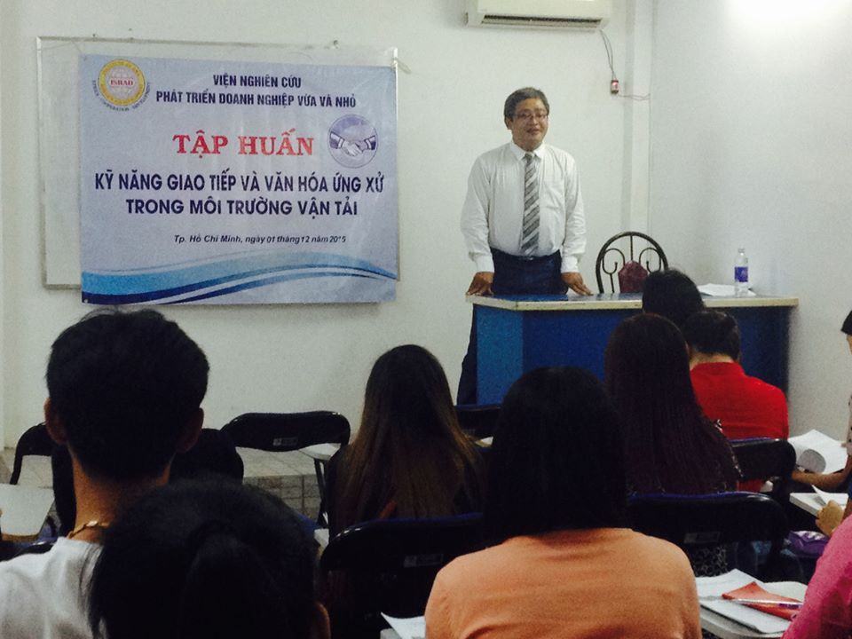 Viện ISRAD tập huấn cho học viên lớp Kỹ năng giao tiếp và văn hóa ứng xử