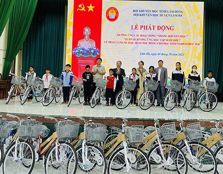 Lâm Đồng: Trao xe đạp và học bổng cho học sinh nghèo