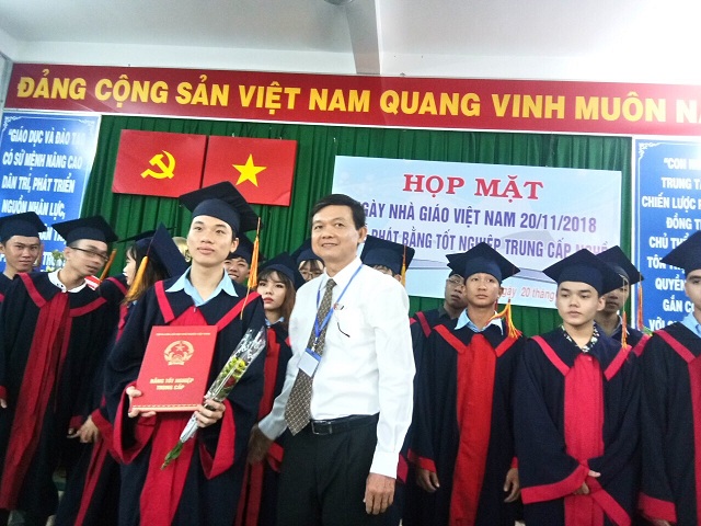 Trường Trung cấp nghề Đông Sài Gòn chào mừng ngày Nhà Giáo Việt Nam và trao bằng tốt nghiệp