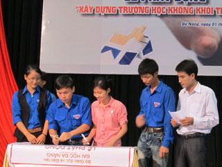 Hạ bậc hạnh kiểm sinh viên hút thuốc lá trong trường