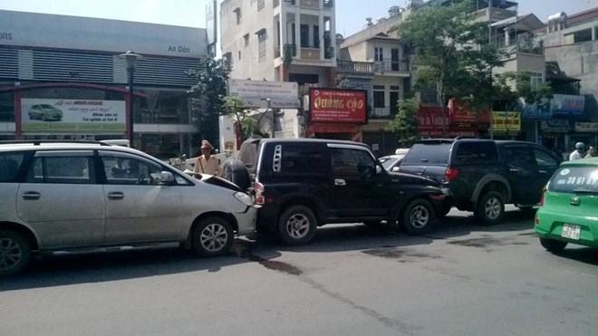 Hà Nội: 3 ôtô đâm liên hoàn, 1 người đi cấp cứu