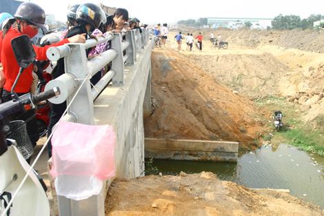 Hà Nội: Bay xe qua thành cầu, 2 thanh niên tử vong