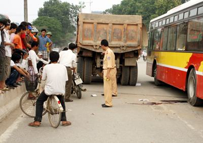 Hà Nội: Bị xe ben, xe buýt kẹp chết trên đường đi đón con