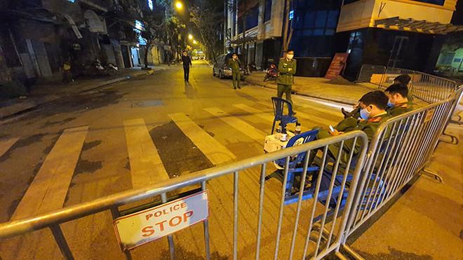 Lực lượng chức năng lập chốt kiểm soát, hạn chế người dân ra, vào phố Trúc Bạch, Châu Long (Q.Ba Đình, Hà Nội) Ảnh: Lê Quân