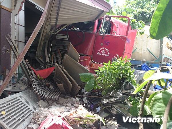 Hà Nội: Container đâm thẳng vào nhà dân sau khi cán chết người