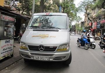 Hà Nội: Đang lưu thông, ôtô lại ngùn ngụt bốc khói