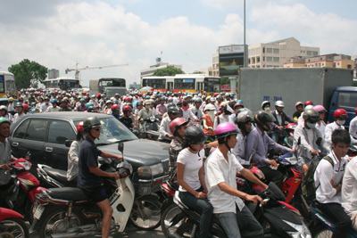 Hà Nội: Đề xuất đổi giờ học, giờ làm để chống ùn tắc giao thông