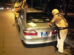 Hà Nội: Đi vào đường cấm, xe biển xanh tông xe CSGT