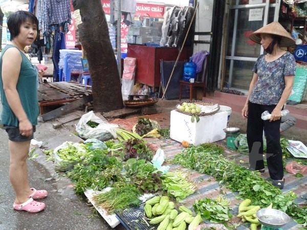 Hà Nội: Giá rau xanh giảm, đồ thủy hải sản “tịnh tiến” theo giá xăng