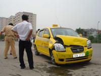 Xe taxi gặp nạn của Thăng Long.