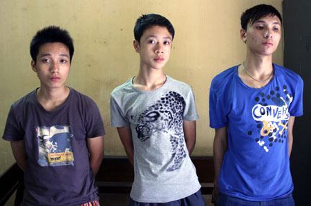 Hà Nội: Học sinh “giải quyết mâu thuẫn” trên cầu vượt Ngã tư Sở